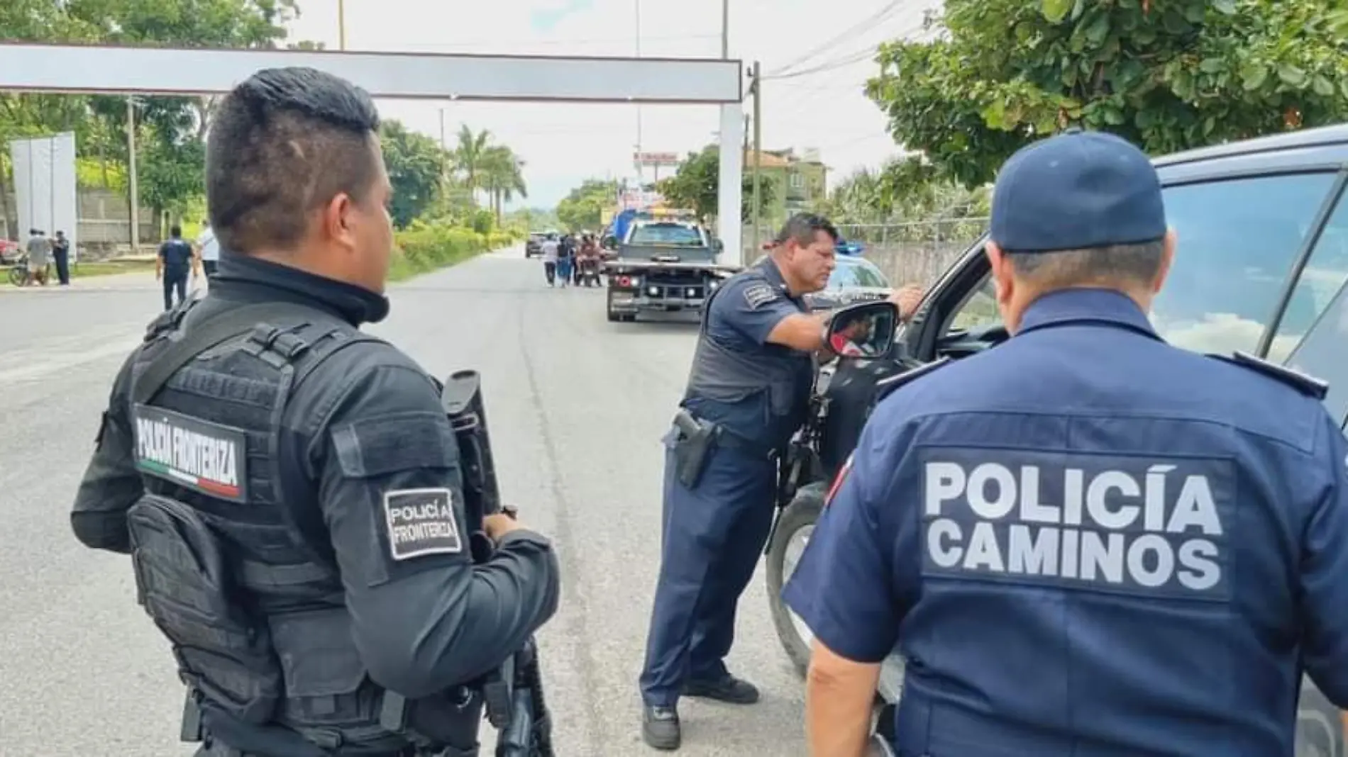 Policias realizando operativo